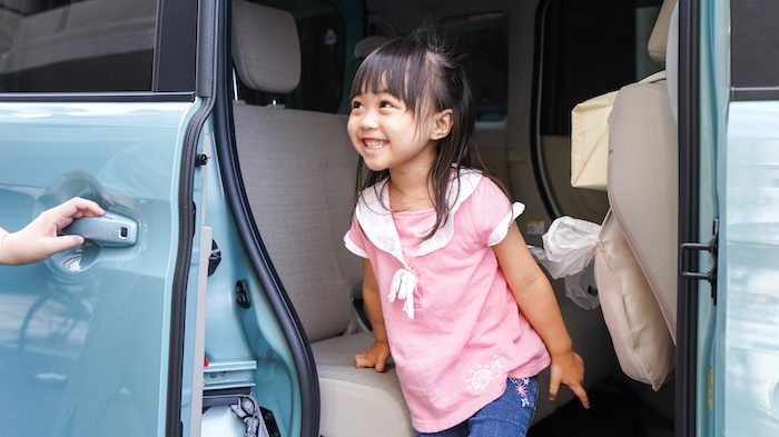 車から降りる子供