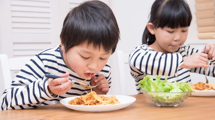 昼食中の子供