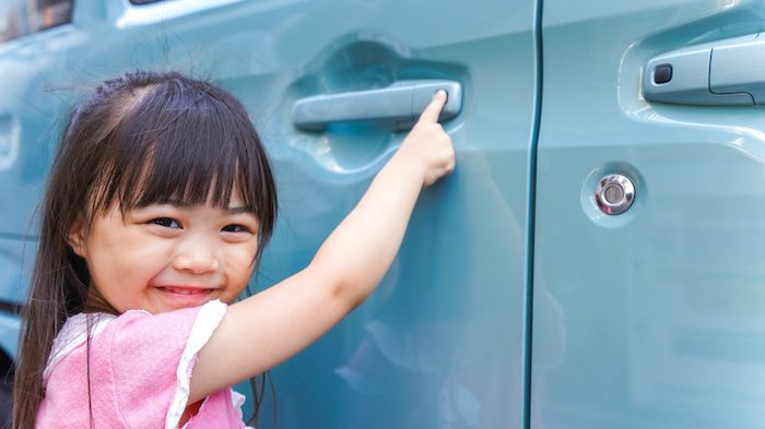 車に乗る子供のイメージ